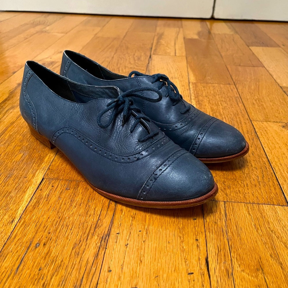 Women’s vintage navy leather cap toe shoe. Size 9.5